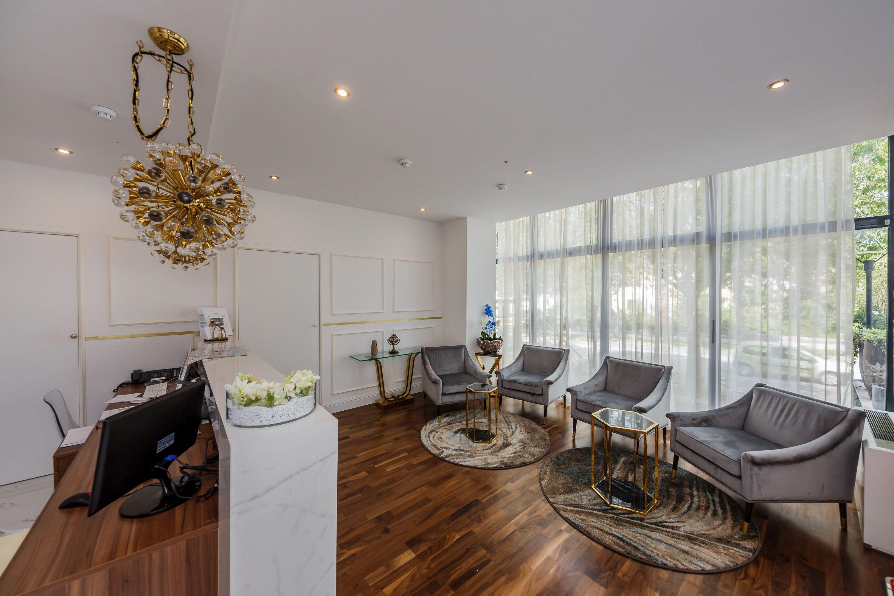 Reception and lounge with gold chandelier — Art Hotel Split
